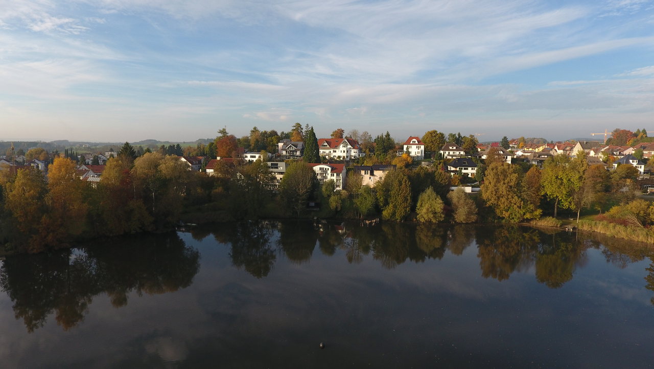 Luftaufnahme über den Schlosssee nach Norden auf die Häuser am Meisterberg in Bad Waldsee, im Herbst.